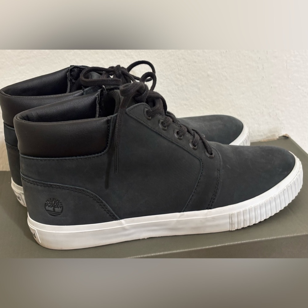 Like new, Timberland Skyla Bay Chukka boot, black. Women’s 7.5